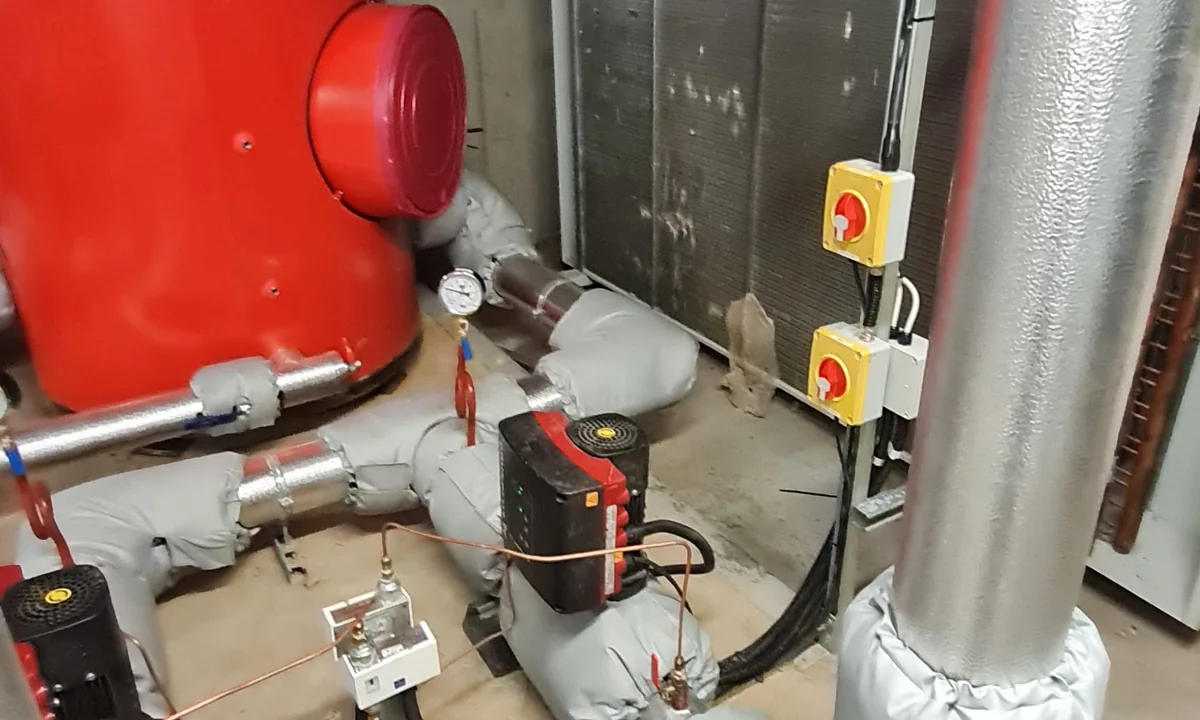 Removable insulation jackets protecting plant room valves and access points