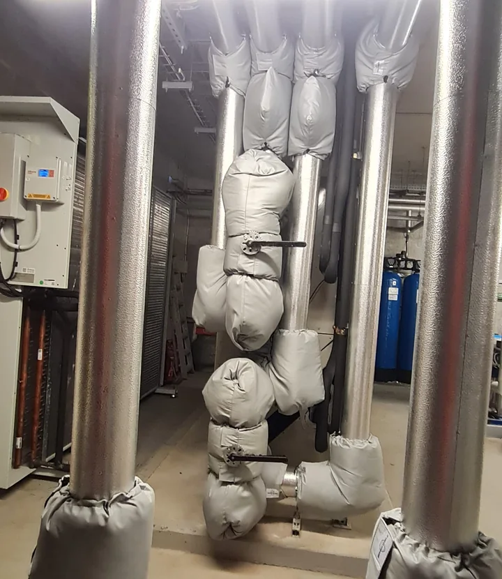 Access-friendly removable insulation jackets around commercial plant room valves