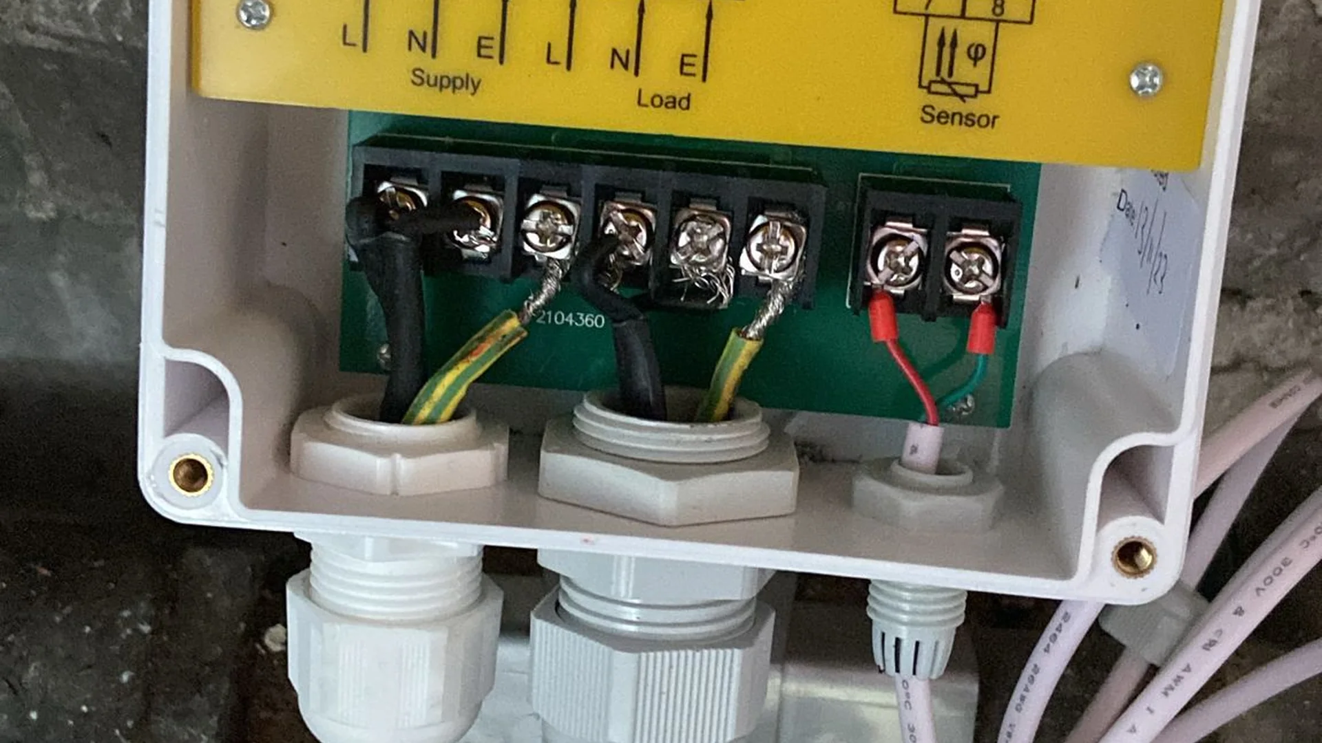 Installed trace-heating control equipment supporting technical guidance