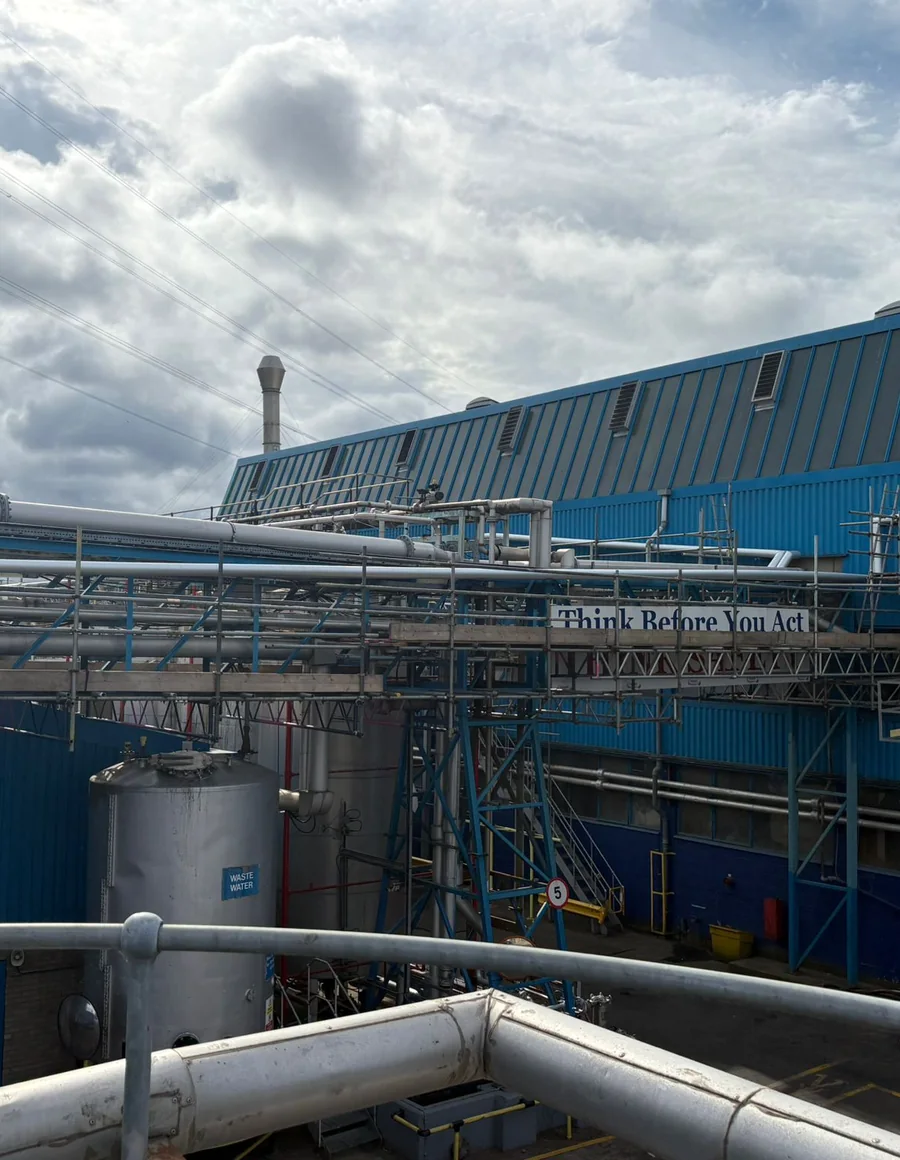 Insulated industrial pipework supporting reduced heat loss